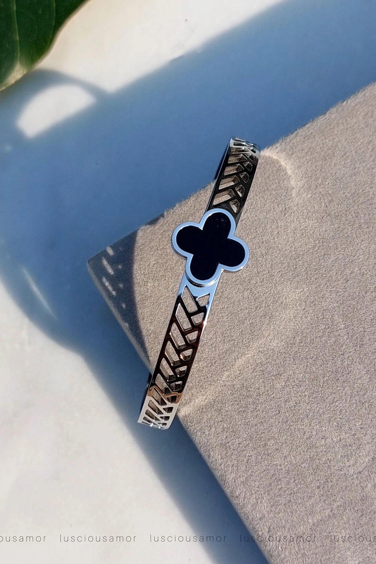 Stainless steel clover flower hand cuff LA002